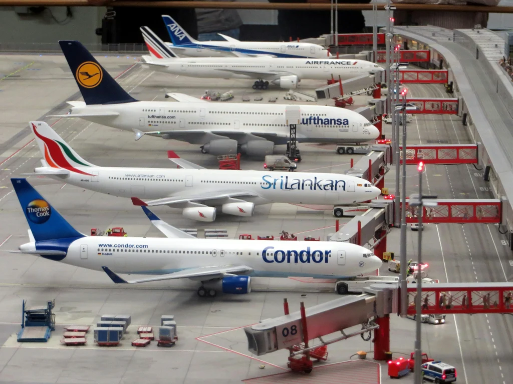 Plusieurs avions de différentes compagnies sont à l'arrêt dans un des aéroports d'Italie.