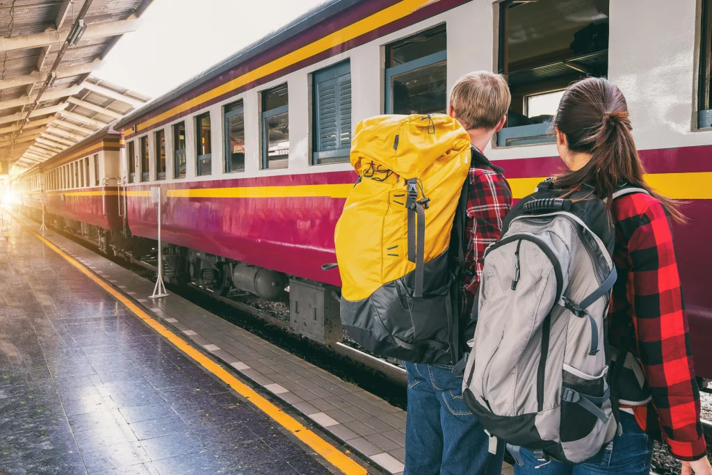Couple de voyageurs qu'ils attendent leurs trains pour aller en Italie