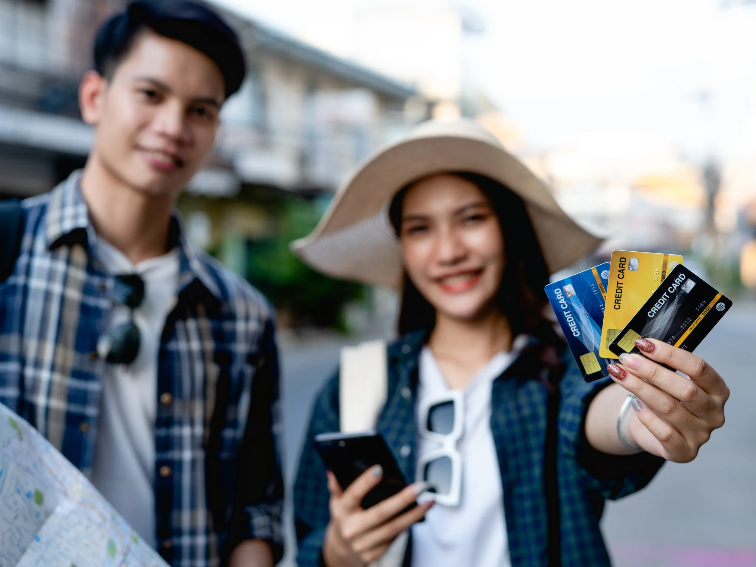 Ouvrir un compte bancaire en Thailande 0 couple qui brandissent des cartes de credits