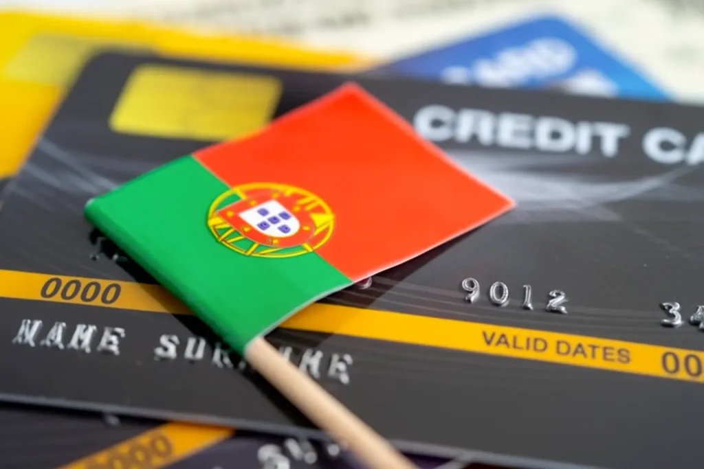 Carte bancaire avec un drapeau portugais — illustration symbolique de l’ouverture d’un compte bancaire au Portugal pour les expatriés