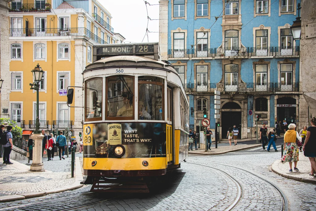 Tramway jaune de Lisbonne circulant dans le centre-ville – qualité de vie au Portugal.