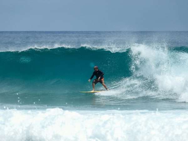 Surfer au Portugal