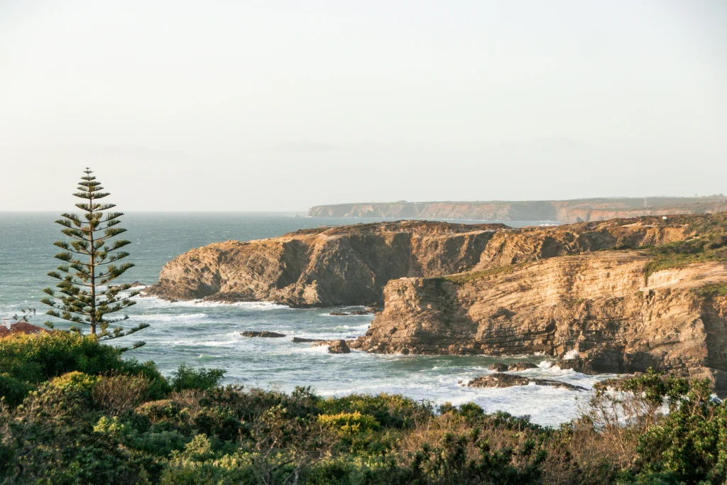 Paysage côtier de l’Algarve au Portugal avec mer et falaises – retraite au Portugal.