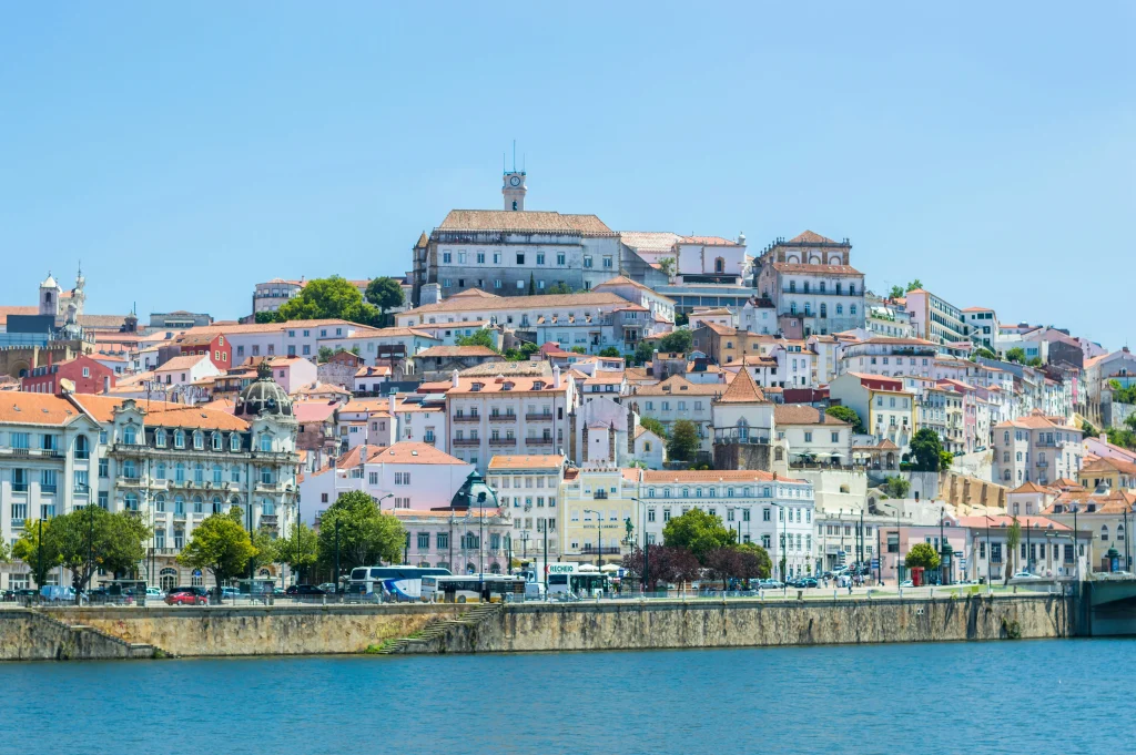 Vue panoramique de Coimbra et du fleuve Mondego — villes attractives pour acheter au Portugal