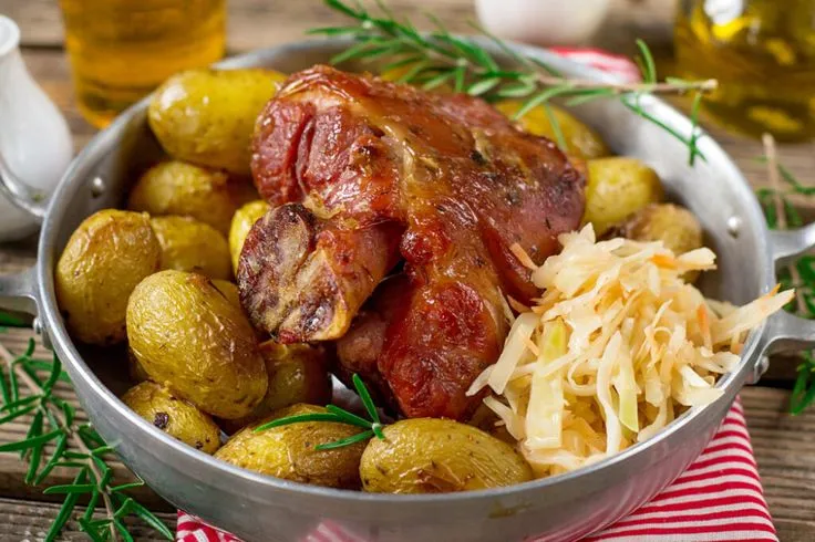 Jarret de porc rôti Eisbein servi avec pommes de terre et choucroute, spécialité allemande du nord