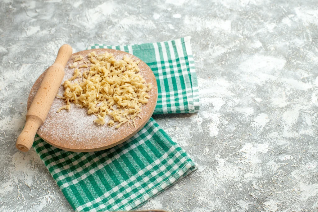 Pâtes fraîches spätzle faites maison, une spécialité allemande du sud préparée à base de farine et d'œufs