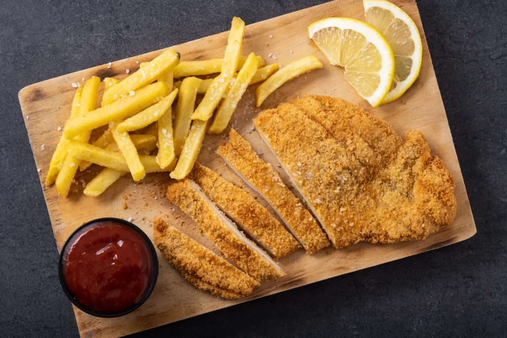 Schnitzel croustillant servi avec frites et citron, une des spécialités allemandes les plus populaires en Bavière