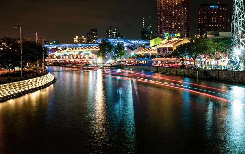 Clarke Quay et sa vie nocturne au bord de la rivière à Singapour