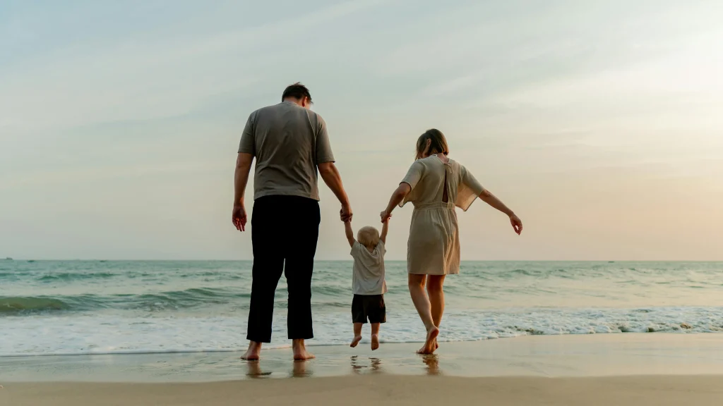 Famille profitant d’une plage ensoleillée au Portugal.