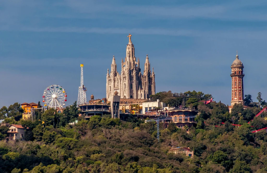 Vue du parc d’attractions Tibidabo à Barcelone