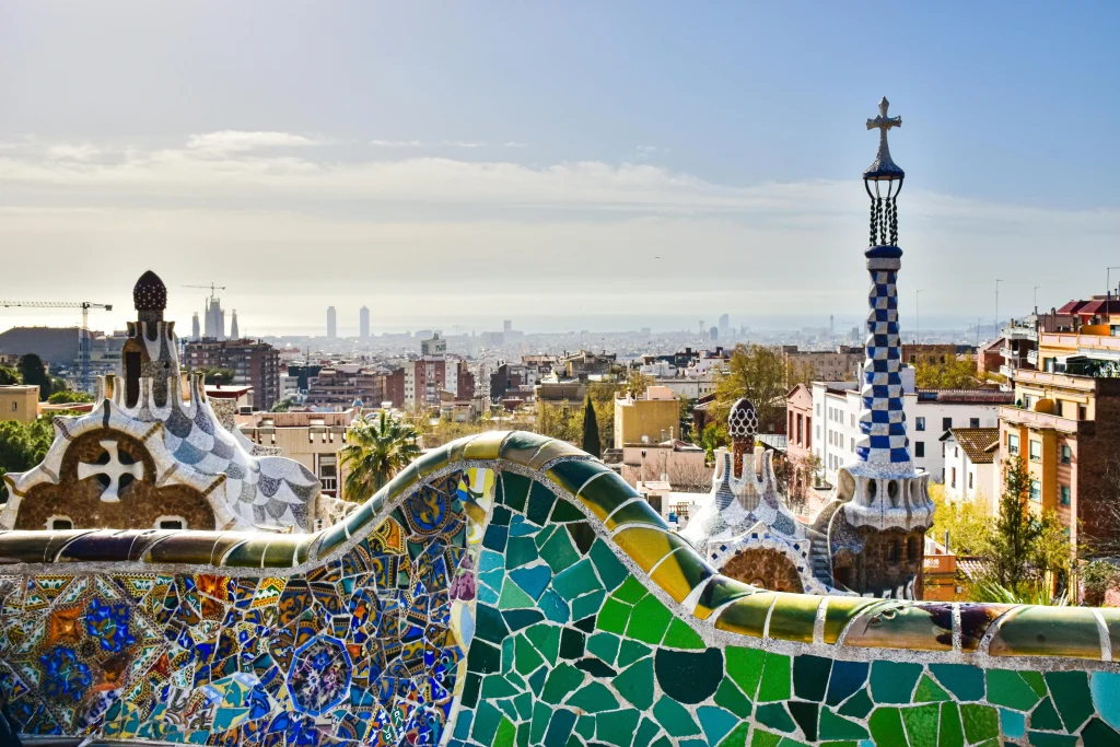 Détails des mosaïques colorées du Parc Güell à Barcelone.