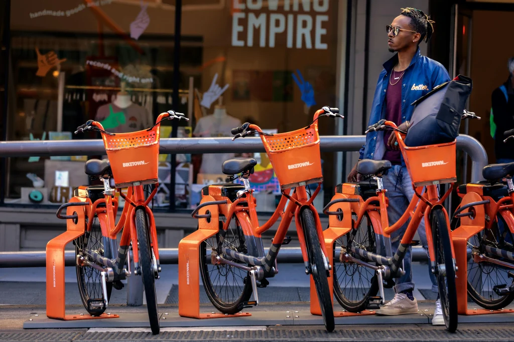Stations de vélos partagés Biketown alignées sur des pistes cyclables urbaines à Portland