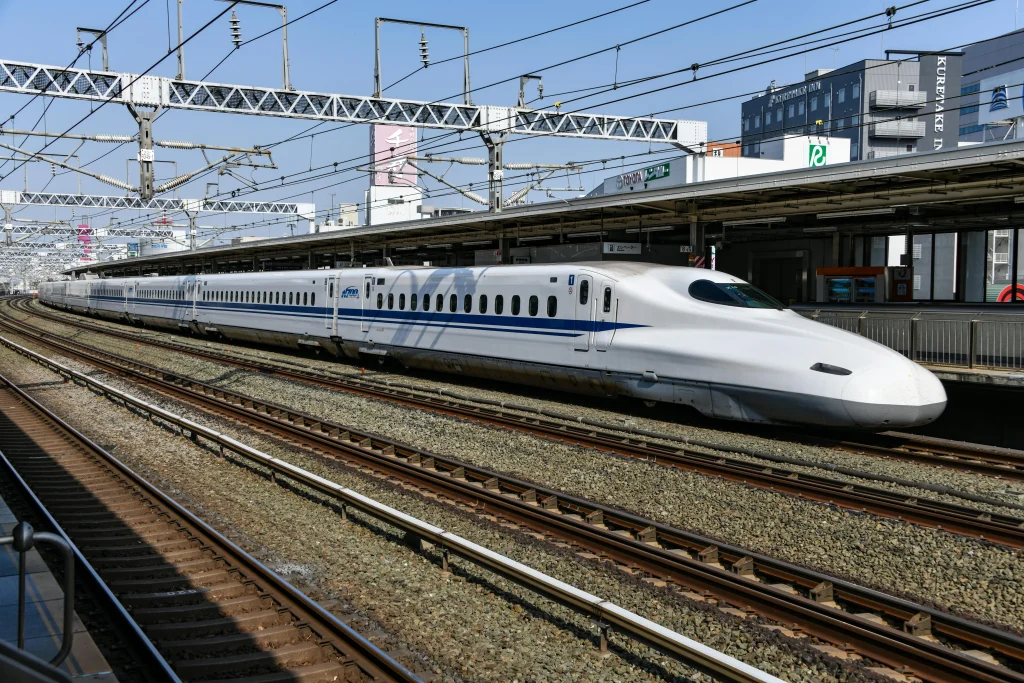 Photo d'un Shinkansen japonais à grande vitesse stationné dans une gare au Japon