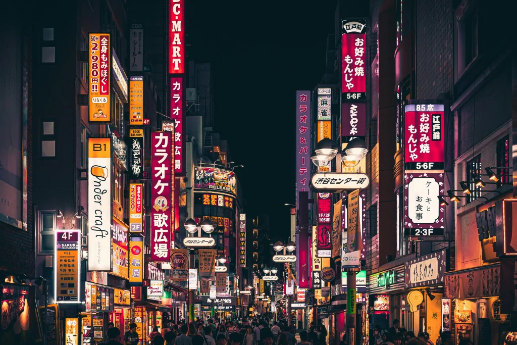 Vie nocturne dans le quartier de Shinjuku à Tokyo, quartier prisé pour son ambiance et sa proximité avec les commodités urbaines.