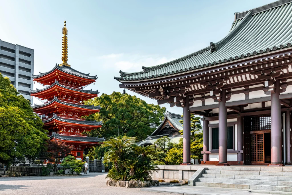 Temple bouddhiste et pagode rouge à Fukuoka, témoignant de l’environnement culturel dans le sud du Japon.