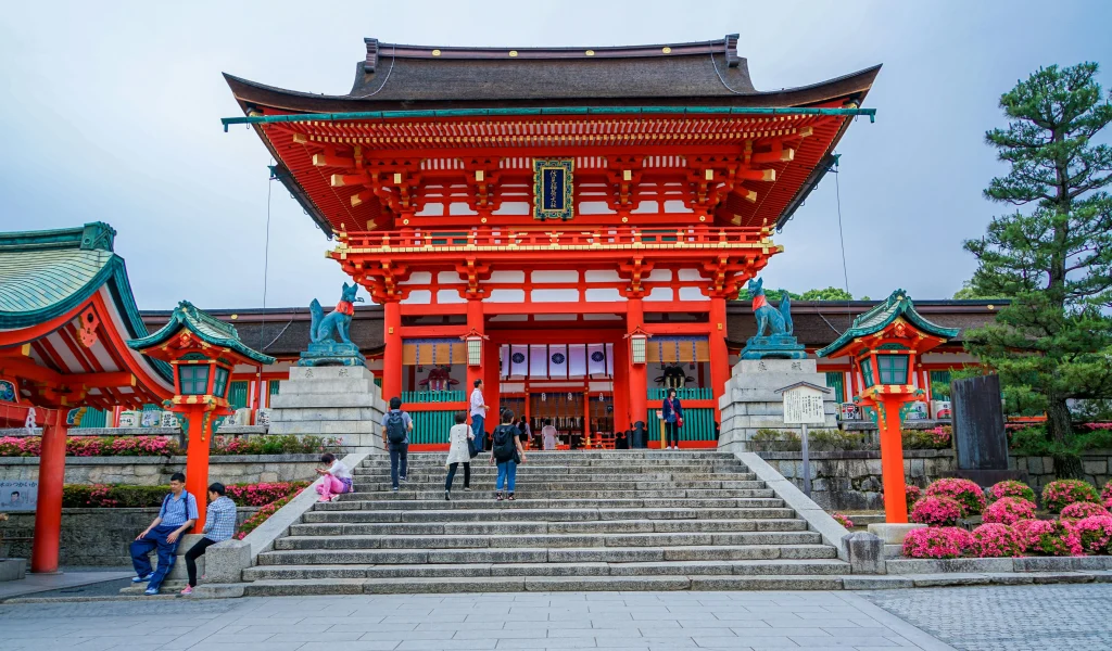 Sanctuaire Fushimi Inari à Kyoto, symbole du cadre traditionnel que l’on retrouve dans certaines zones résidentielles.