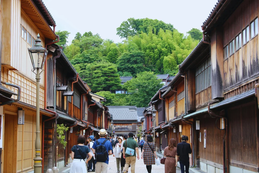 Maisons traditionnelles japonaises dans une rue piétonne, un aperçu de l’architecture authentique pour ceux qui souhaitent acheter une maison au Japon.