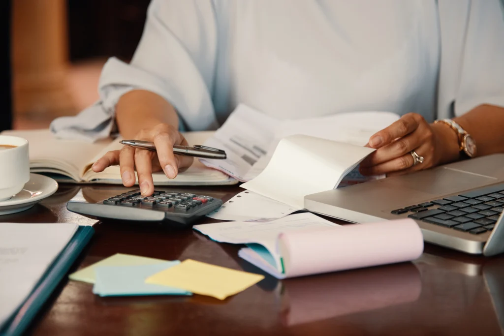 Calcul du budget mensuel pour un stage en Corée du Sud avec ordinateur et calculatrice