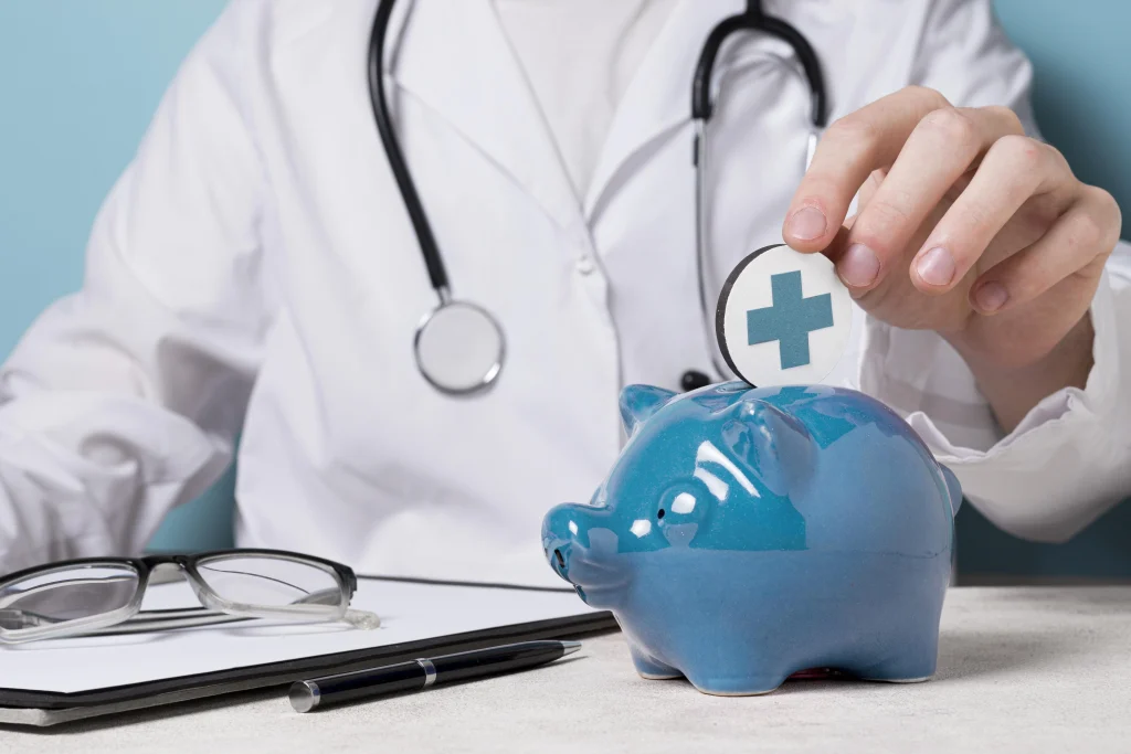 Médecin déposant une pièce santé dans une tirelire, symbolisant les dépenses médicales et le système d’assurance santé au Canada.