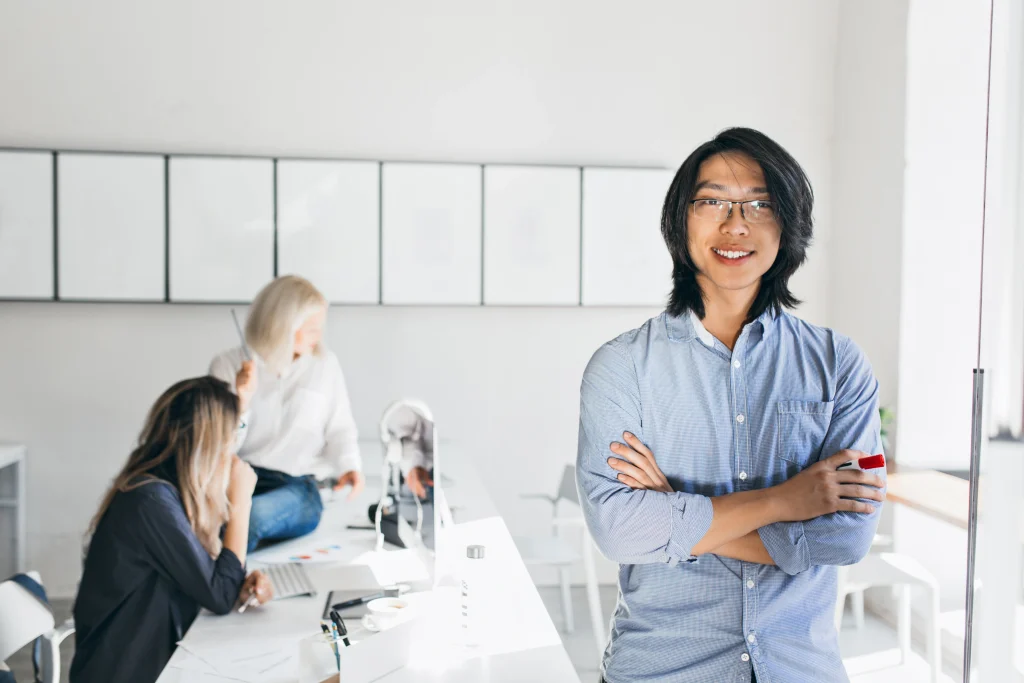 Stagiaire souriant dans une entreprise coréenne moderne