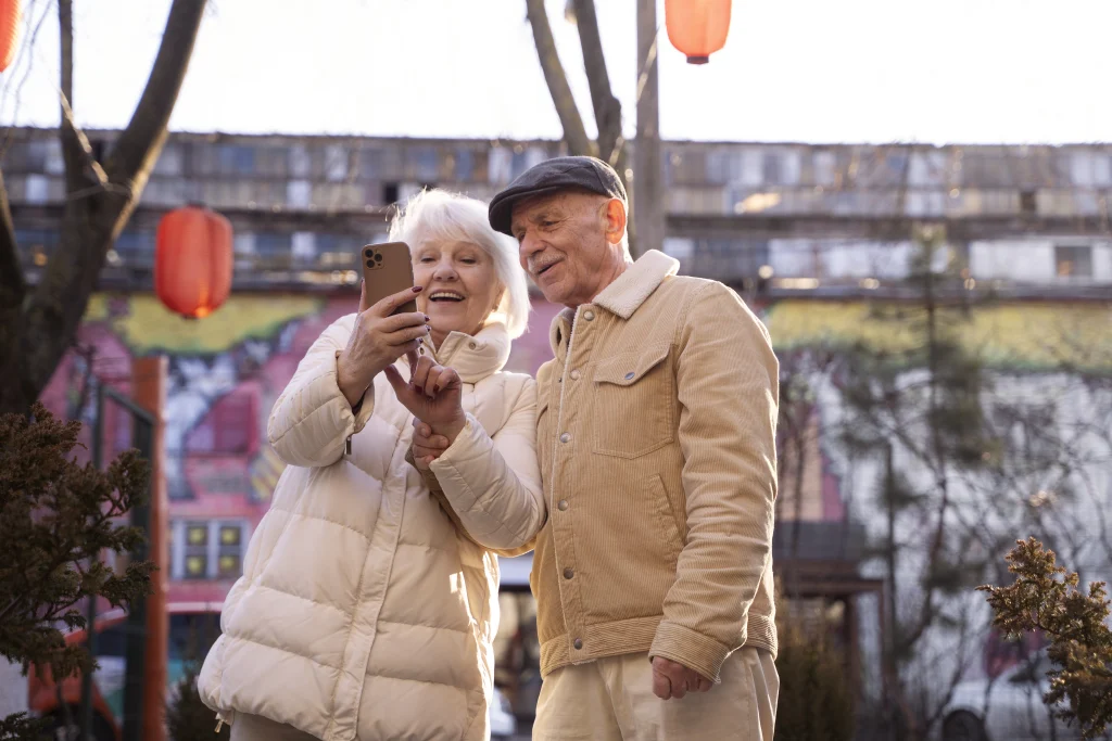 Couple de retraités étrangers explorant un quartier japonais, profitant de leur retraite au Japon avec curiosité et bonne humeur.
