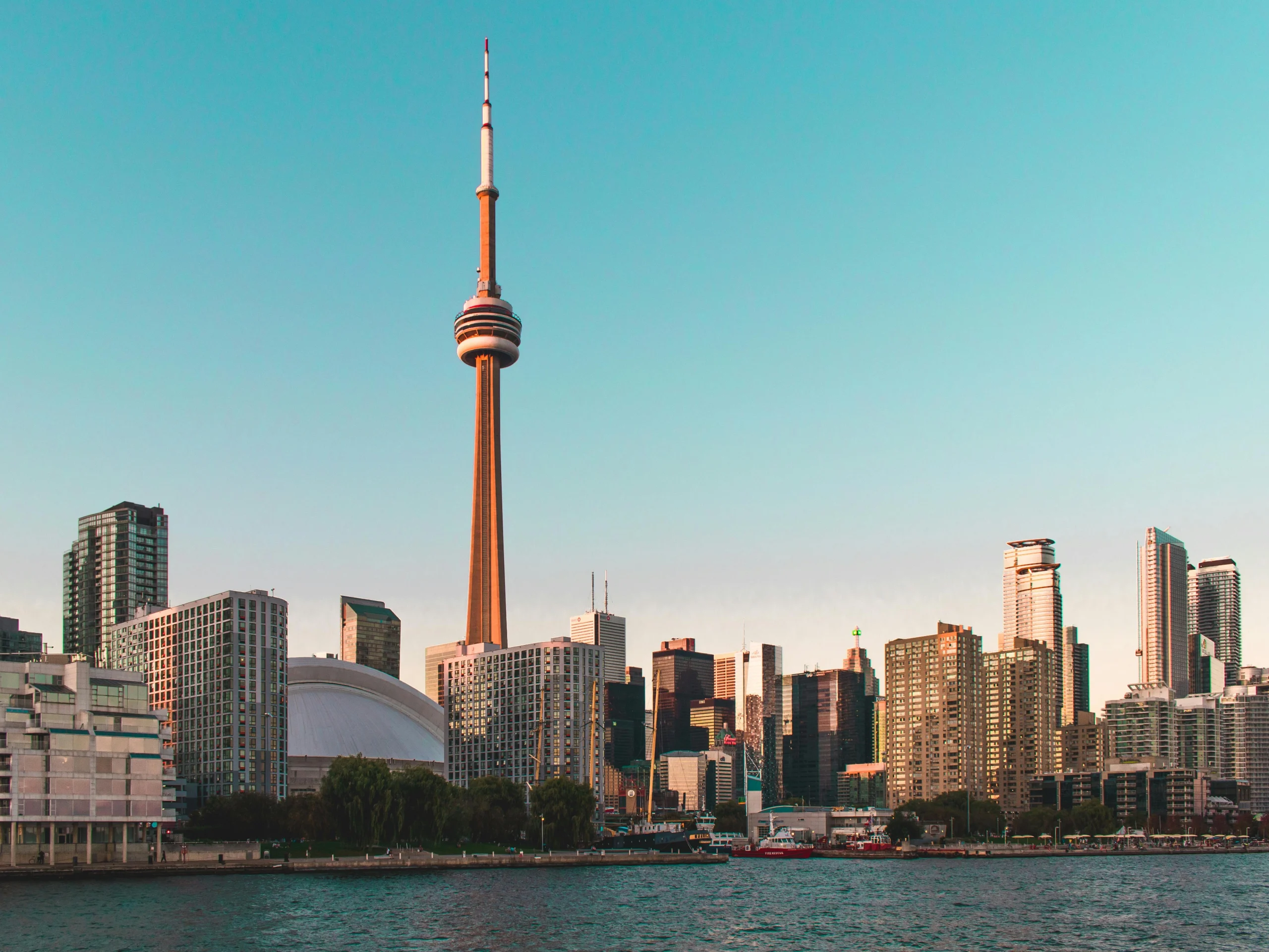 Toronto skyline with the CN Tower, a city home to some of the Best Canadian Universities, including the University of Toronto.