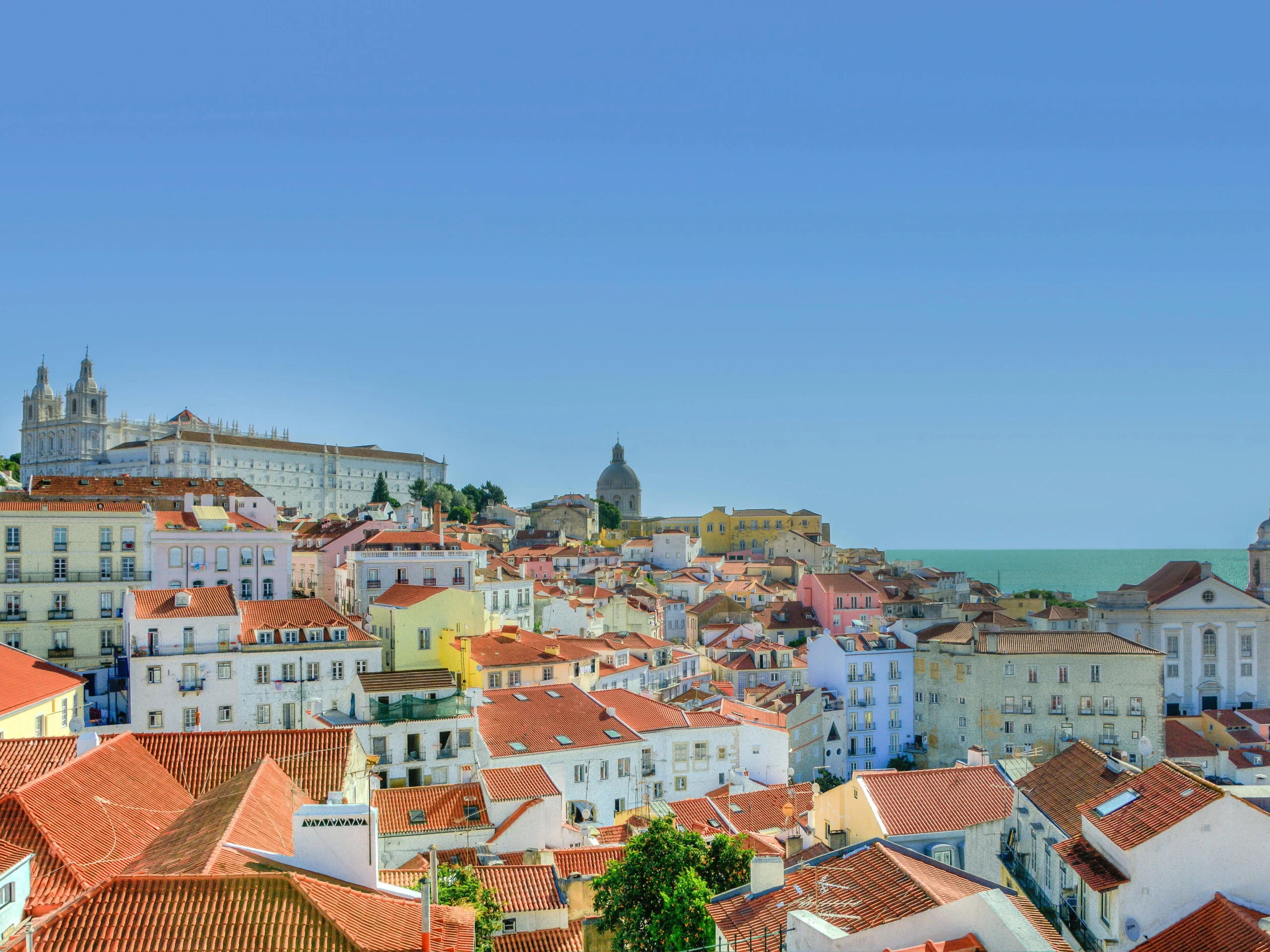 What to do in Lisbon? Discover Lisbon’s charm through its vibrant neighbourhoods, historic sites, scenic viewpoints, and delicious food experiences.