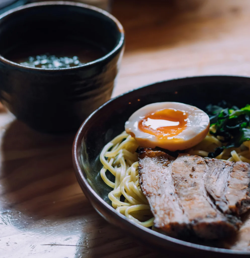 Que faire au Japon-expatis  Bol de ramen avec probablement une miso soupe à côté
