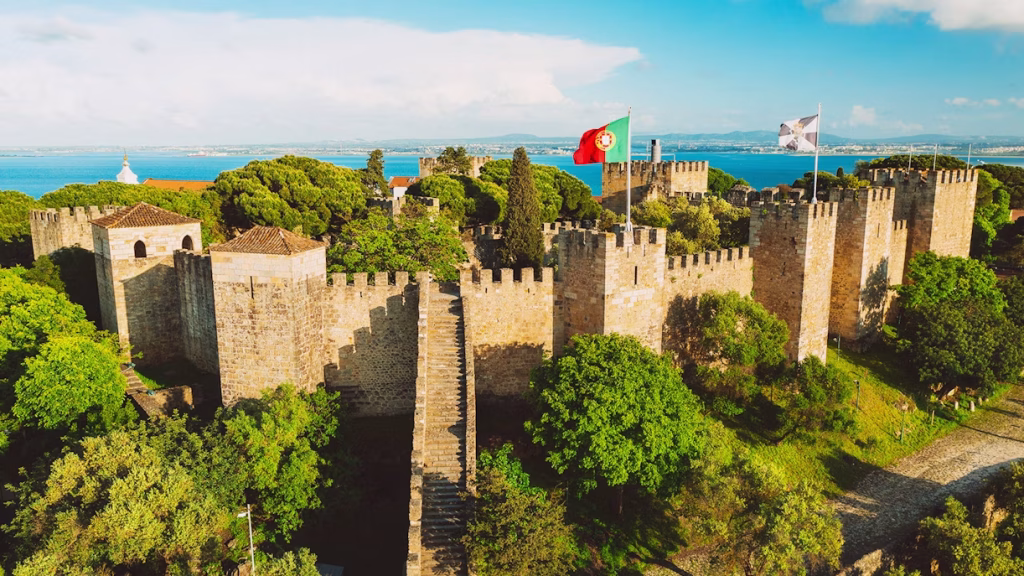 What to do in Lisbon? Discover São Jorge Castle, a historic fortress offering panoramic views of Lisbon and a glimpse into the city's rich past.