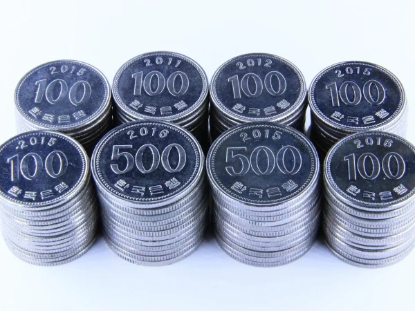 bank account in South Korea-Expatis Coins in South Korean currency stacked up in a pile