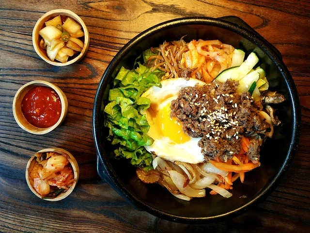 Remote work in South Korea - Bibimbap - Expatis. A photo of a bibimbap dish with three side dishes.