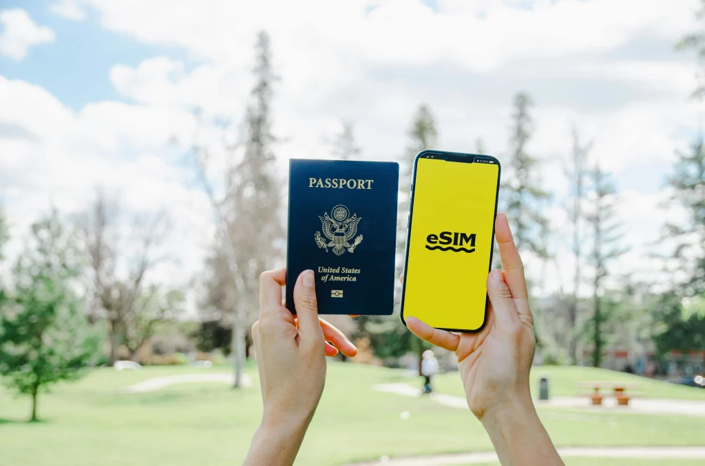Remote work in South Korea - Visa - Expatis. A passport and a smartphone displaying an eSIM on a yellow background.