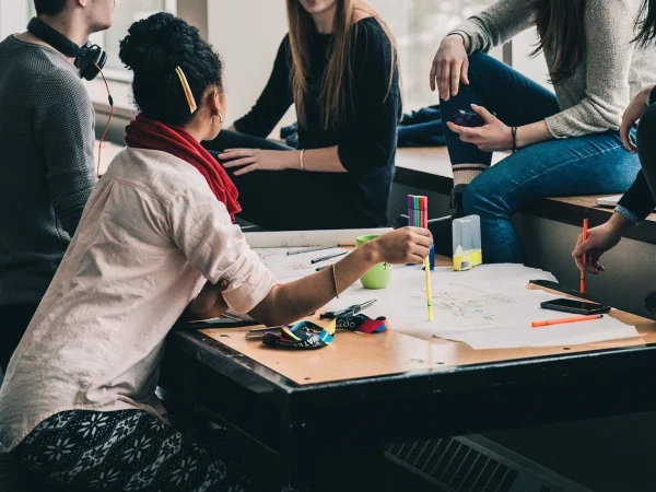 Un groupe d'étudiants en pleine réflexion dans une université des Pays-Bas, mettant en avant le travail d'équipe et l'apprentissage interactif dans l'enseignement supérieur néerlandais.