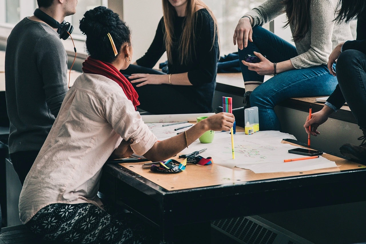 Un groupe d'étudiants en pleine réflexion dans une université des Pays-Bas, mettant en avant le travail d'équipe et l'apprentissage interactif dans l'enseignement supérieur néerlandais.