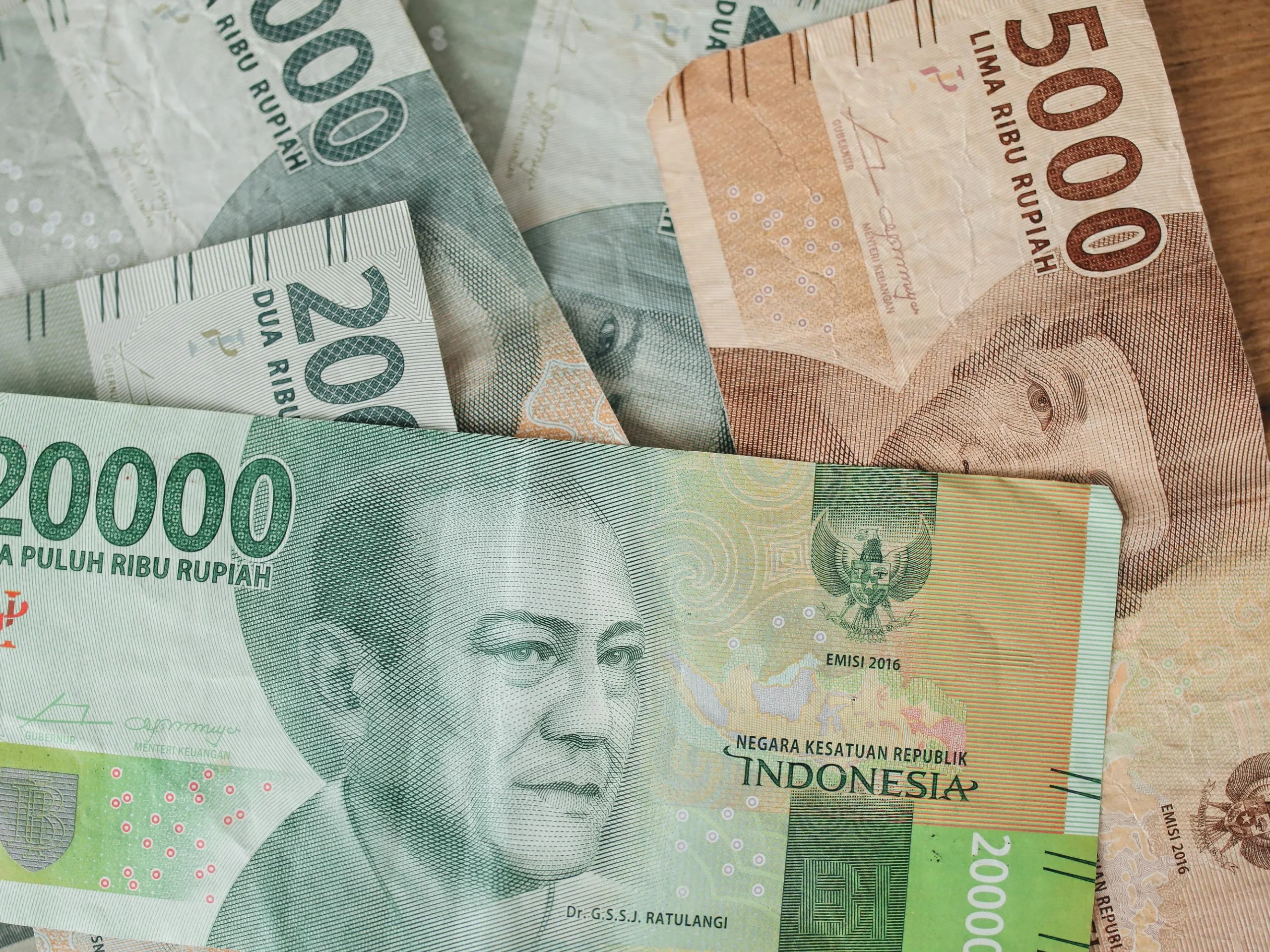 Différentes coupures de la monnaie indonésienne utilisées pour les dépôts et les retraits sur un compte bancaire en Indonésie.