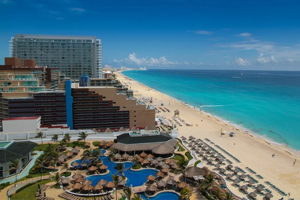 Stations balnéaires de luxe et plages magnifiques à Cancún, soulignant pourquoi c’est l’une des meilleures villes du Mexique pour le soleil, le divertissement et la détente.