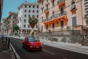 Voiture italienne dans une rue ensoleillée