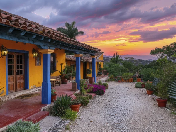 Hacienda mexicaine colorée au coucher du soleil, représentant le charme authentique que l'on peut vivre en explorant les meilleures villes du Mexique.