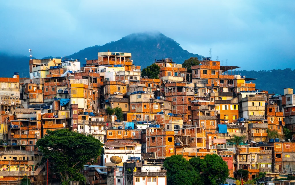 Maisons colorées sur les collines de La Paz, l'une des meilleures villes au Mexique pour un style de vie paisible entouré par la nature et l’océan.