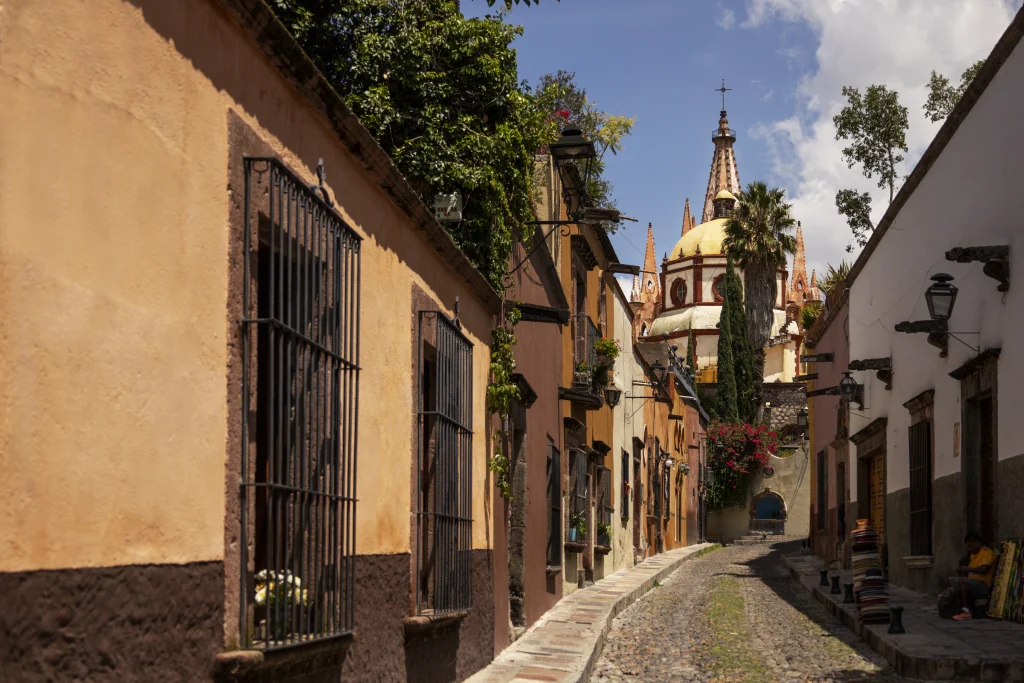 Rues coloniales et architecture colorée menant à une église historique à Mérida, dans le Yucatán, au Mexique.