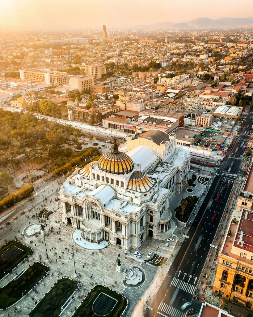 Vue aérienne de Mexico City avec le Palais des Beaux-Arts et l'immense paysage urbain au coucher du soleil.