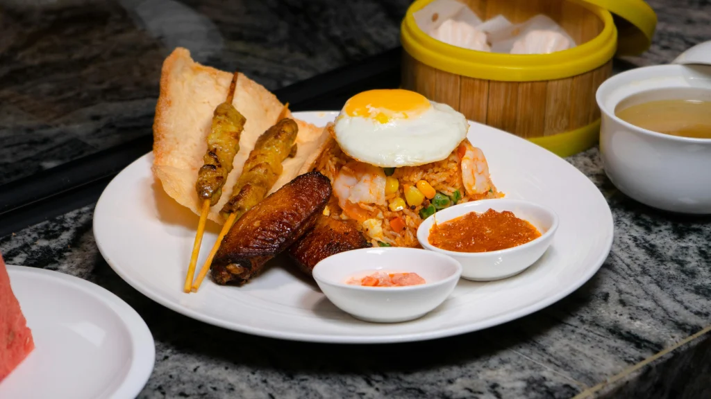 Repas indonésien traditionnel illustrant des options de restauration abordables, en lien avec le coût de la vie à Bali en 2025.