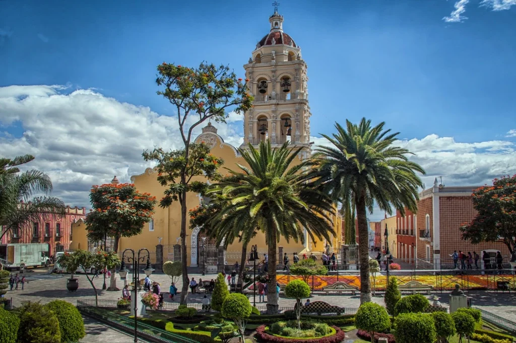 Architecture historique et places animées à Puebla, illustrant pourquoi elle figure parmi les meilleures villes du Mexique pour la culture et le charme colonial.