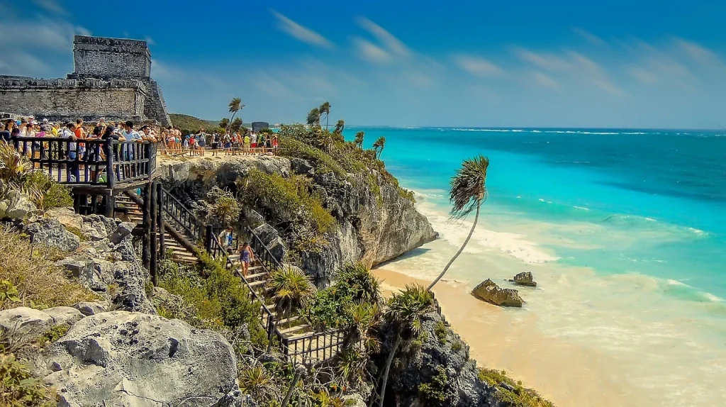 Anciennes ruines mayas surplombant des plages turquoise à Tulum, en faisant l'une des meilleures villes du Mexique pour les amateurs d’histoire et de plages.