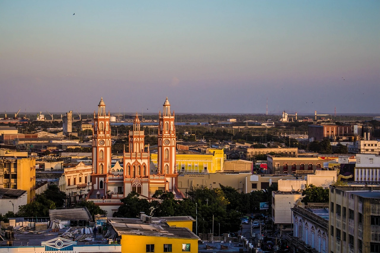 Le coucher de soleil sur la cathédrale de Barranquilla et son horizon illustre la richesse culturelle des villes de Colombie.