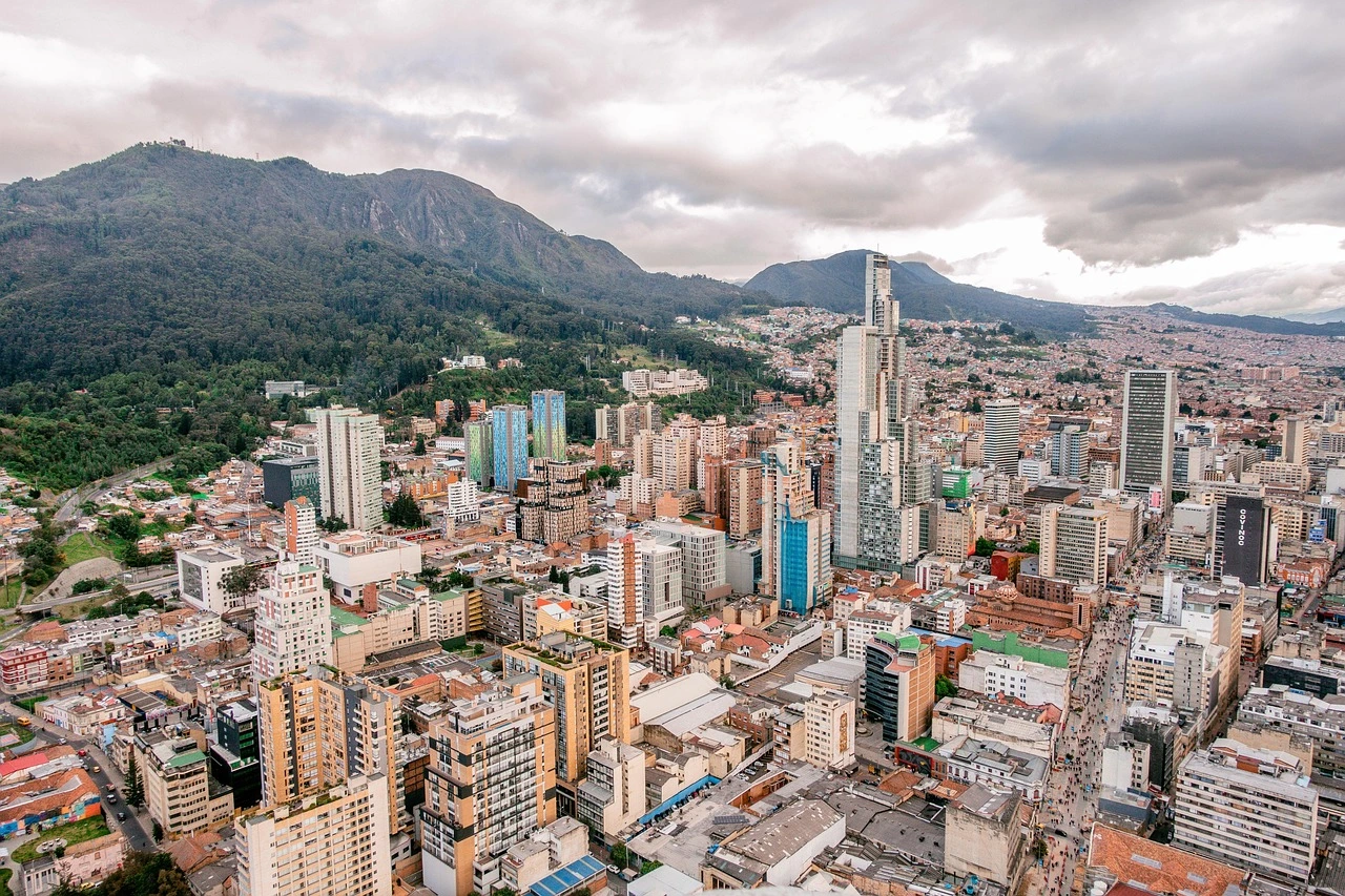 La silhouette dense de Bogotá et son décor andin mettent en valeur l'énergie et l'altitude qui caractérisent les grandes villes de Colombie.