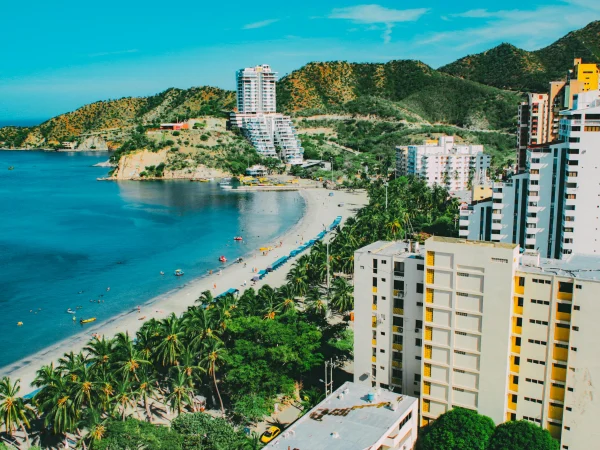 Vue d'appartements en bord de mer à Santa Marta, en Colombie, représentant les modes de vie possibles et le coût de la vie en Colombie pour les expatriés.