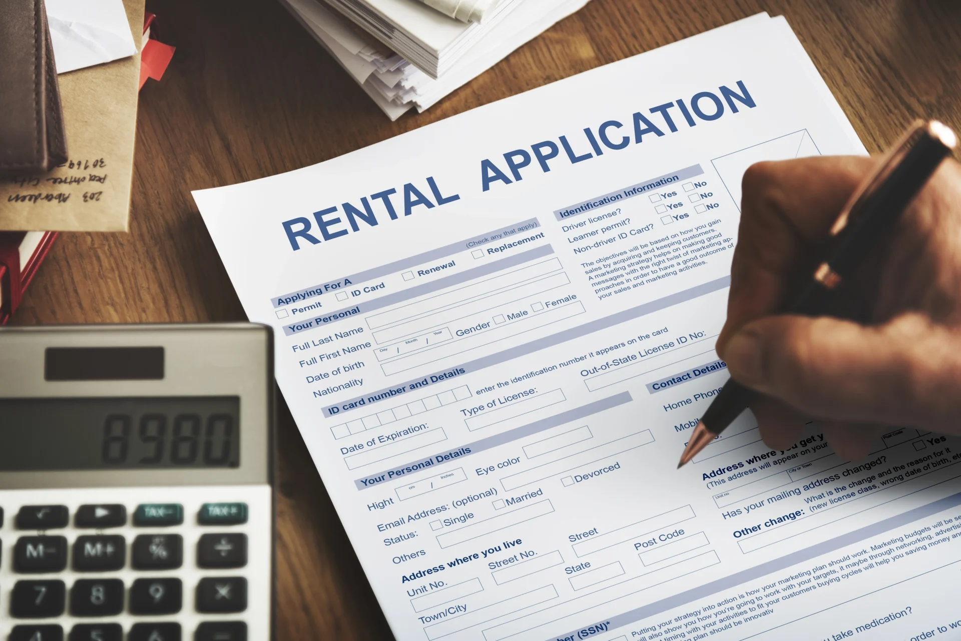 Gros plan sur un formulaire de demande de location rempli pour obtenir un logement en Suisse en tant qu’expatrié.