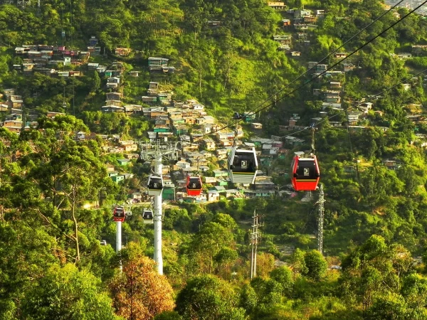 Prendre le Metrocable est l’une des meilleures activités à Medellin pour profiter de vues panoramiques et accéder aux communautés perchées sur les collines locales.