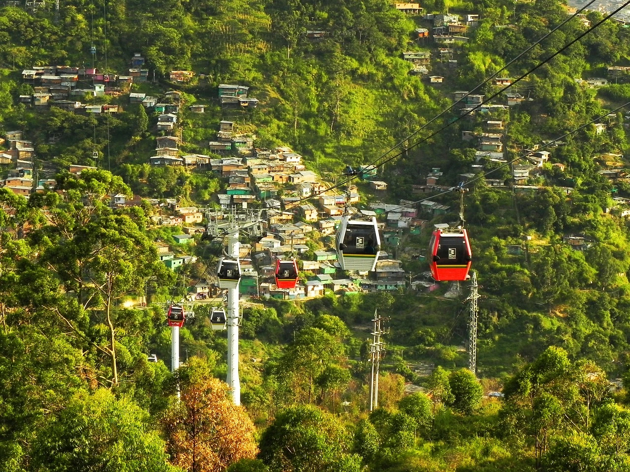 Prendre le Metrocable est l’une des meilleures activités à Medellin pour profiter de vues panoramiques et accéder aux communautés perchées sur les collines locales.